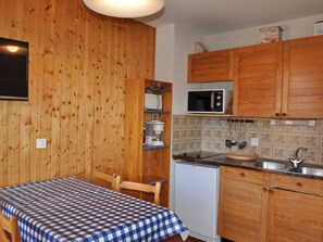 Kühlschrank, Mikrowelle, Toaster, Kochgeschirr/Geschirr/Besteck