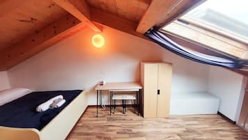 3 Schlafzimmer, Schreibtisch, Bügeleisen/Bügelbrett, Reisekinderbett