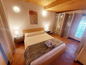 3 عدّة غرف نوم ومكتب ومكواة/لوح كي وسرير سفر