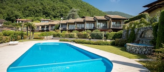 Little terraced house on the green hills above Salò - Red House