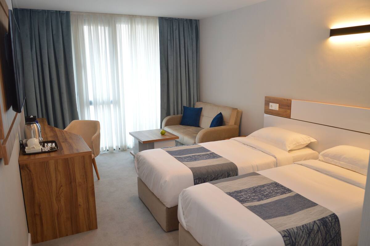 Ropa de cama de alta calidad, cubrecamas y minibar