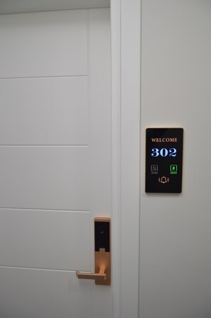 高級寝具、羽毛の掛け布団、ミニバー、セーフティボックス (室内)