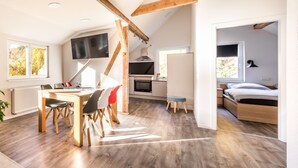 A modern loft with a dining area, kitchen, and sleeping space. - Zur Altstadt 3 - modern apartment just a few minutes' walk from the historic old town (Monschau)