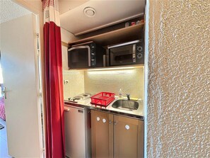 Fridge, microwave, coffee/tea maker, toaster