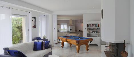 Smart TV, fireplace, DVD player, books