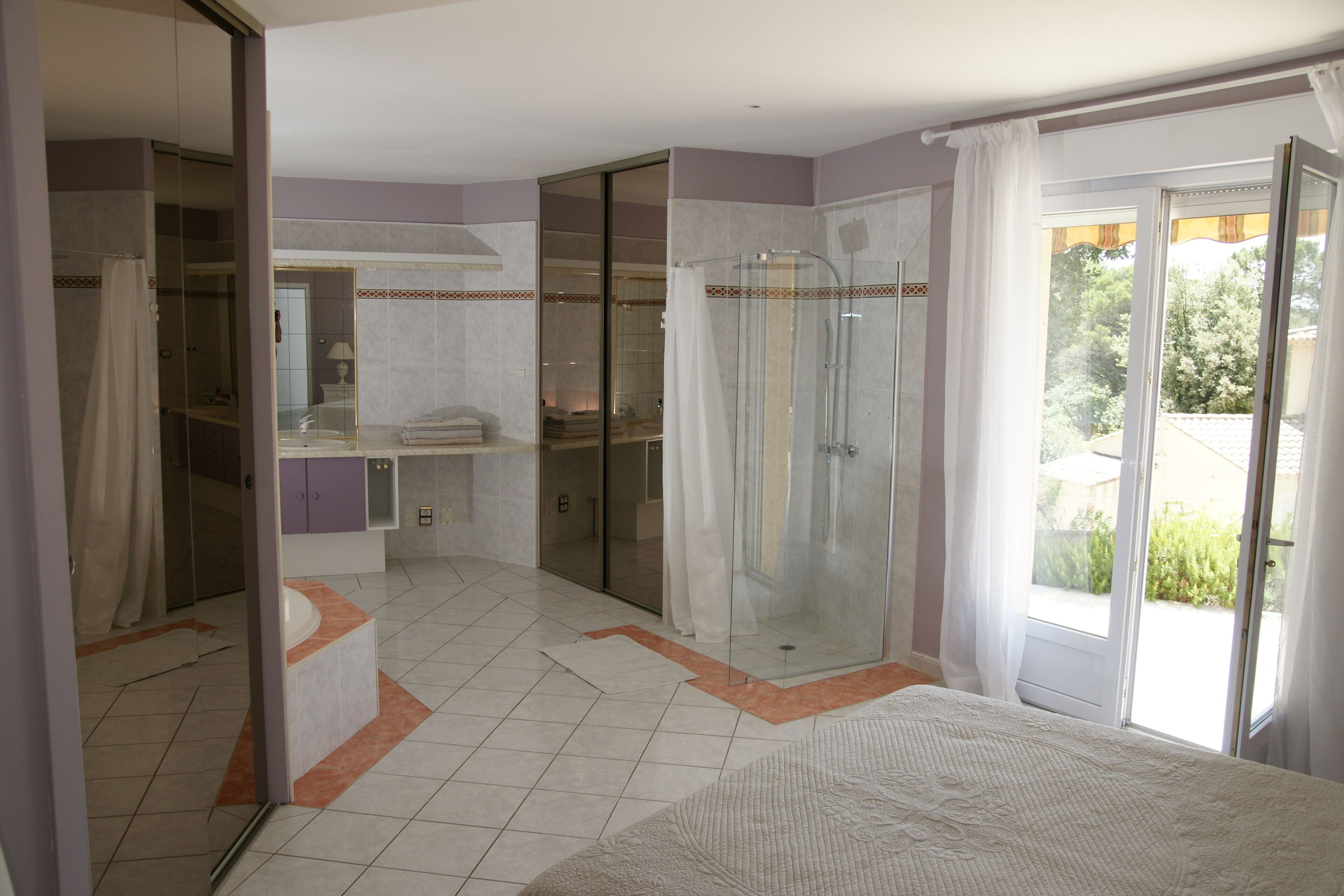 3 slaapkamers, een strijkplank/strijkijzer, reisbedje, gratis wifi