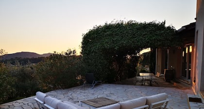 Villa avec piscine privĂ©e & jacuzzi â Calme absolu â Triangle Avignon-UzĂšs-NĂźmes