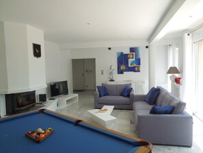 Smart-TV, peis, DVD-spiller og bøker