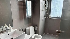 Studio | Bathroom | Shower, towels - MY's Suites  (Kuala Lumpur)