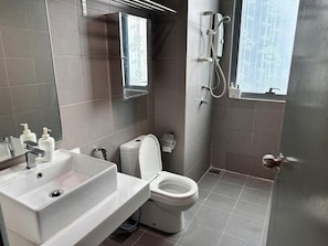 Studio | Bathroom | Shower, towels