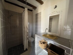 Douche, sèche-cheveux, serviettes fournies, savon