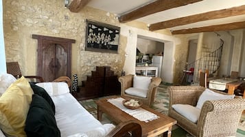 TV connectée, cheminée, lecteur de DVD, table de tennis de table