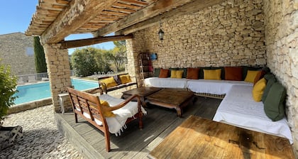 Beautiful 490m2 property for 25 people with swimming pool in the Luberon