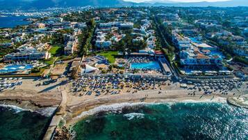 Playa en los alrededores y toallas de playa