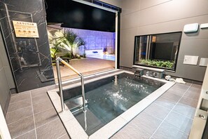 Villa, niet-roken (Moon) | Badkamer | Een aparte badkuip en douche, gratis toiletartikelen, een haardroger