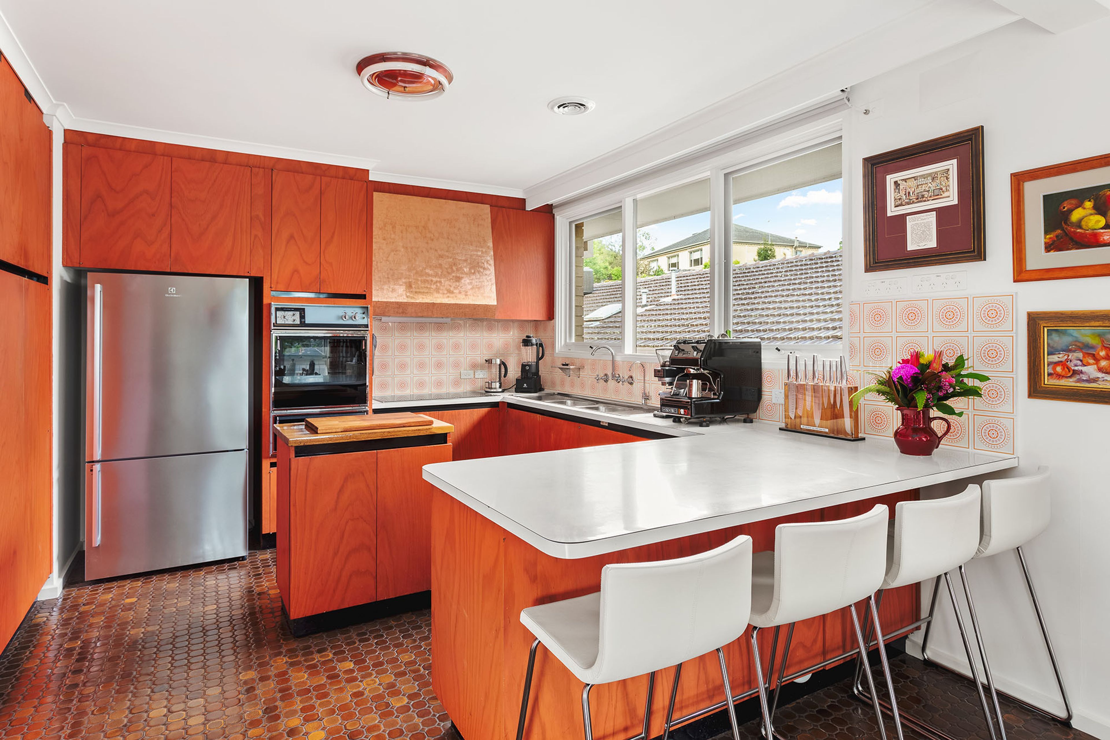 Coffee/tea maker, fridge, oven, stovetop