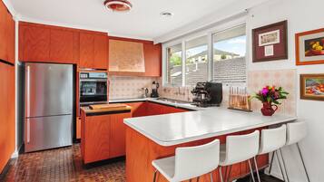 Coffee/tea maker, fridge, oven, stovetop