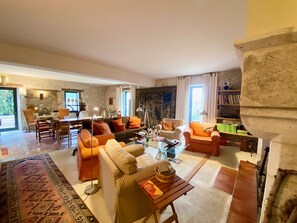 Televisión y chimenea 