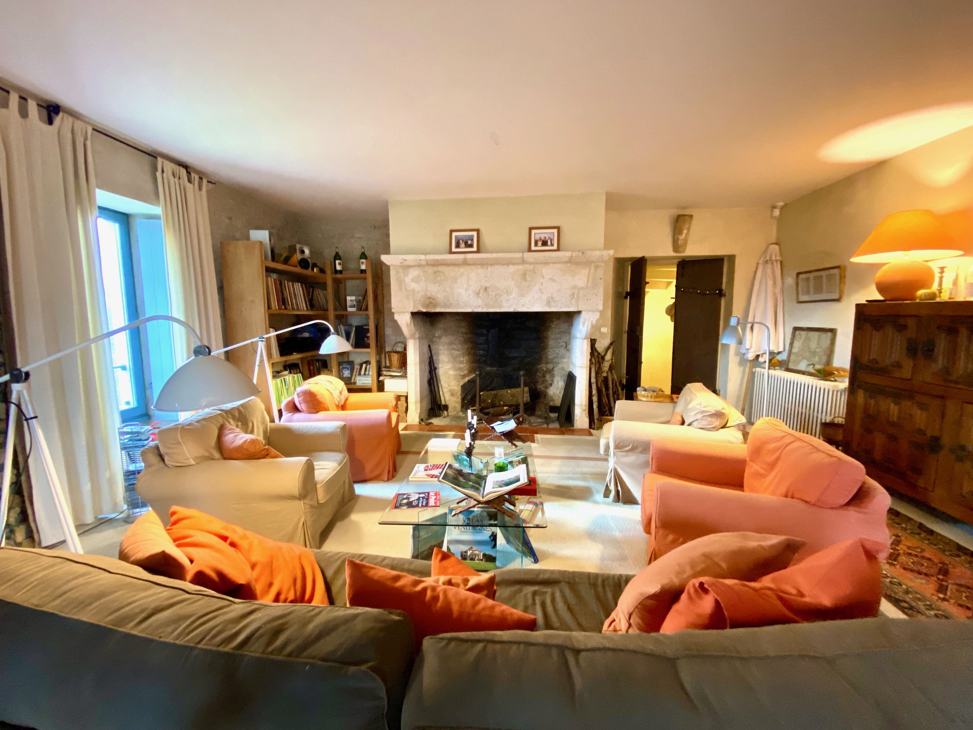 Een televisie en een open haard