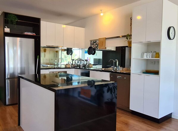 ثلاجة، ميكروويف، فرن، موقد طهي مسطح