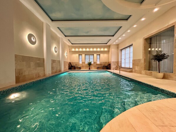 Indoor pool, a heated pool - Large luxury villa with indoor pool 25 mins to central Warsaw (Magdalenka)