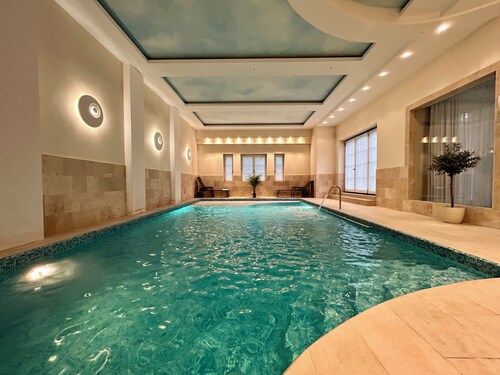Large luxury villa with indoor pool 25 mins to central Warsaw