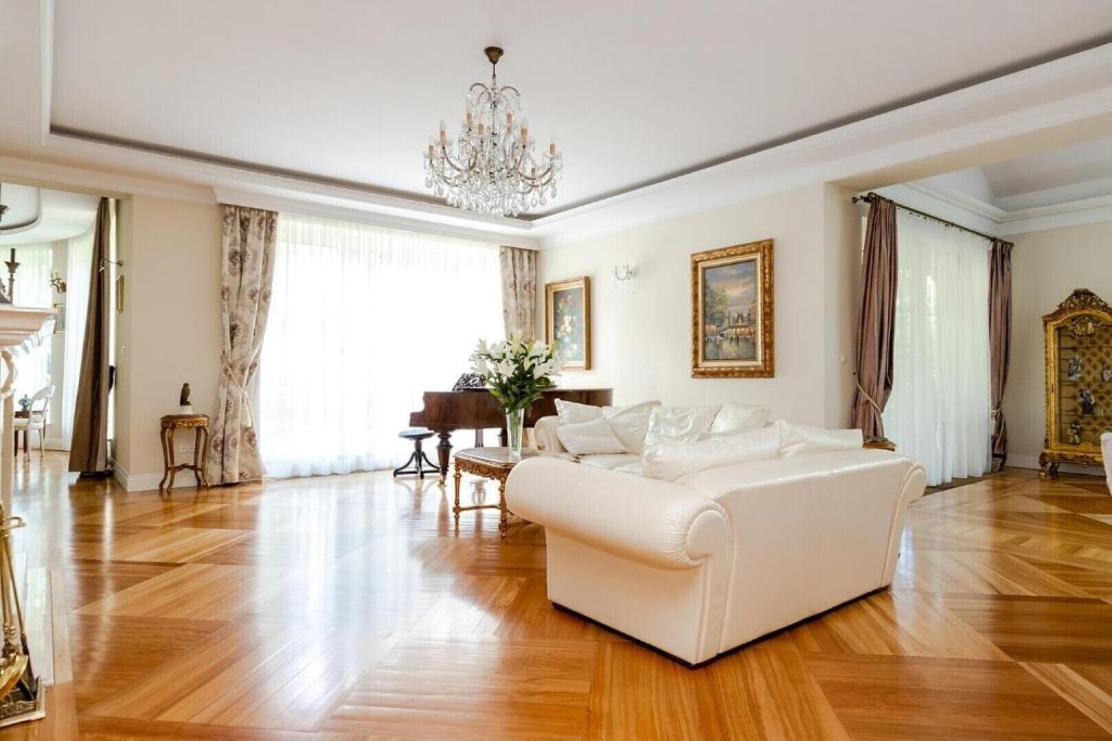 Smart TV, fireplace, table tennis, stereo