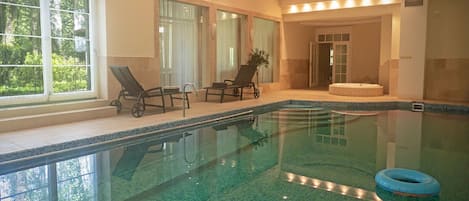 屋内プール、温水プール