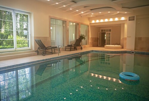 Large luxury villa with indoor pool 25 mins to central Warsaw