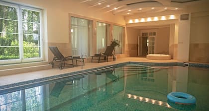 Large luxury villa with indoor pool 25 mins to central Warsaw