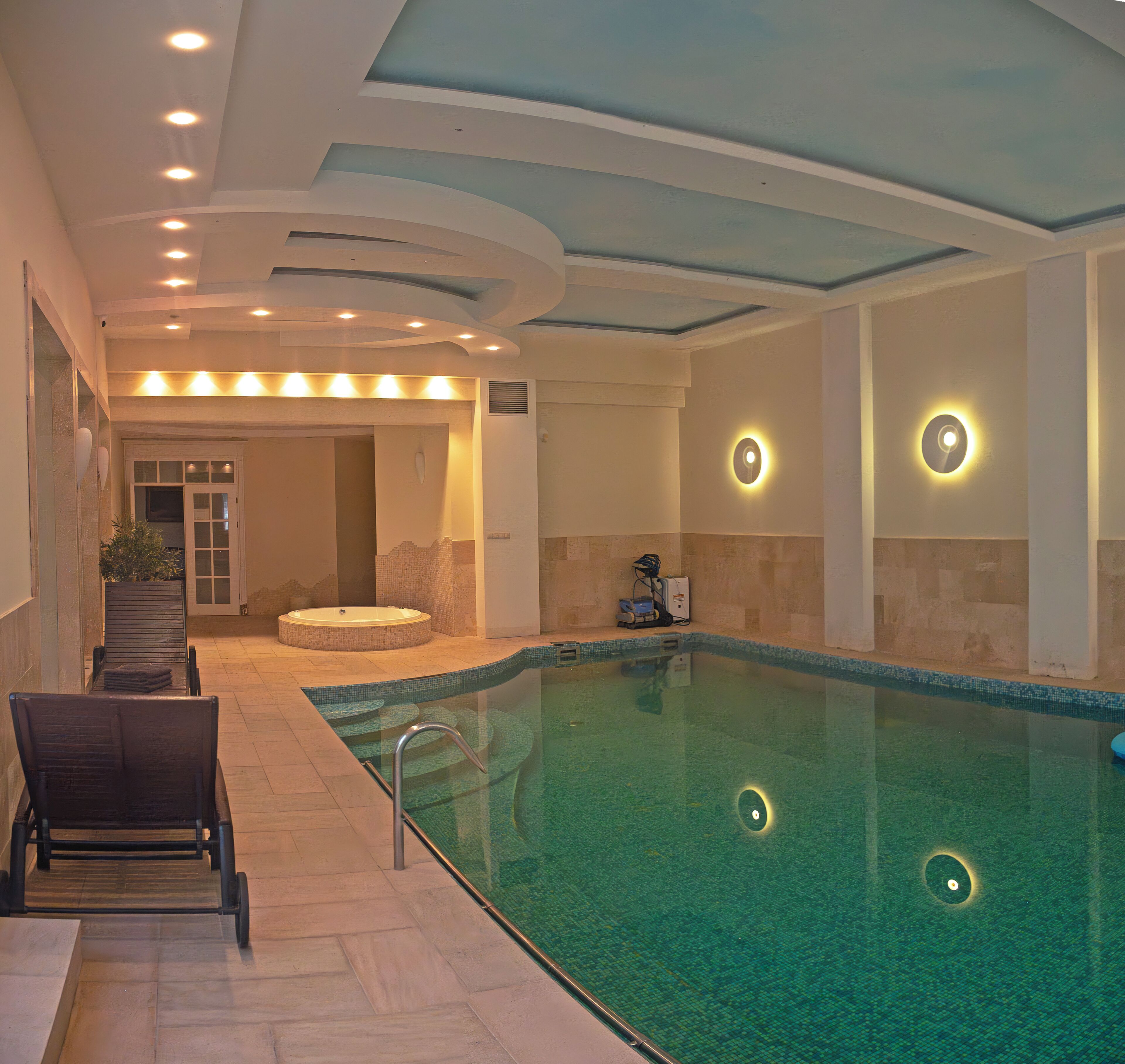 Sisäuima-allas, lämmitetty uima-allas