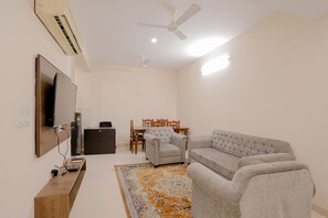 Family Suite | Living area | 32-inch LCD TV with satellite channels, TV - Hotel Cheelgadi (Jaipur)