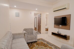 Family Suite | Living area | 32-inch LCD TV with satellite channels, TV - Hotel Cheelgadi (Jaipur)