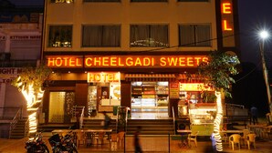 A hotel with a sign for Hotel Cheelgadi Sweets. - Hotel Cheelgadi (Jaipur)