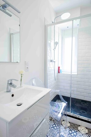 Articles de toilette gratuits, sèche-cheveux, serviettes fournies