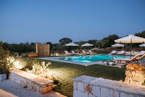 Außenpool (je nach Saison geöffnet), Sonnenschirme, Liegestühle