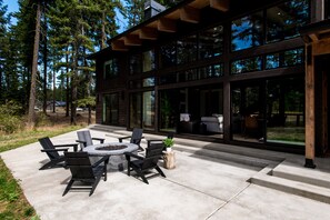 Outdoor dining - Stunning modern luxury in the Cascade Mountains (Cle Elum)