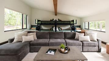 5 bedrooms, desk, iron/ironing board, free WiFi