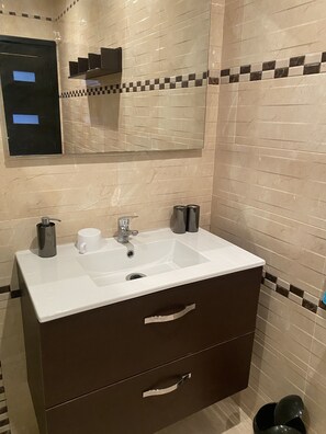 Shower, towels - Cosy, Modern and Spacious Apartment (200 m2) (Tamraght)