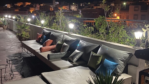 A rooftop terrace with outdoor seating and potted plants. - Cosy, Modern and Spacious Apartment (200 m2) (Tamraght)
