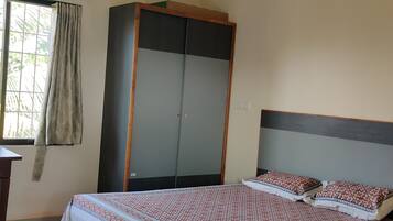 4 bedrooms, iron/ironing board, WiFi