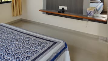 4 bedrooms, iron/ironing board, WiFi