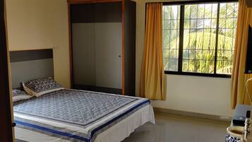 4 bedrooms, iron/ironing board, WiFi