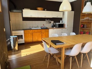 Een koelkast, een magnetron, een oven, een kookplaat