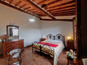 5 Schlafzimmer, Zimmersafe, Bügeleisen/Bügelbrett, Reisekinderbett