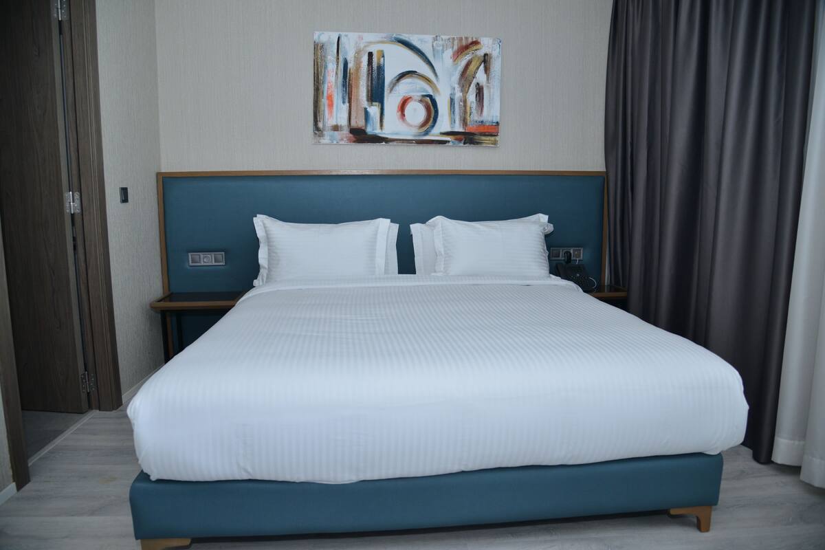 In-room safe, soundproofing, iron/ironing board, free WiFi