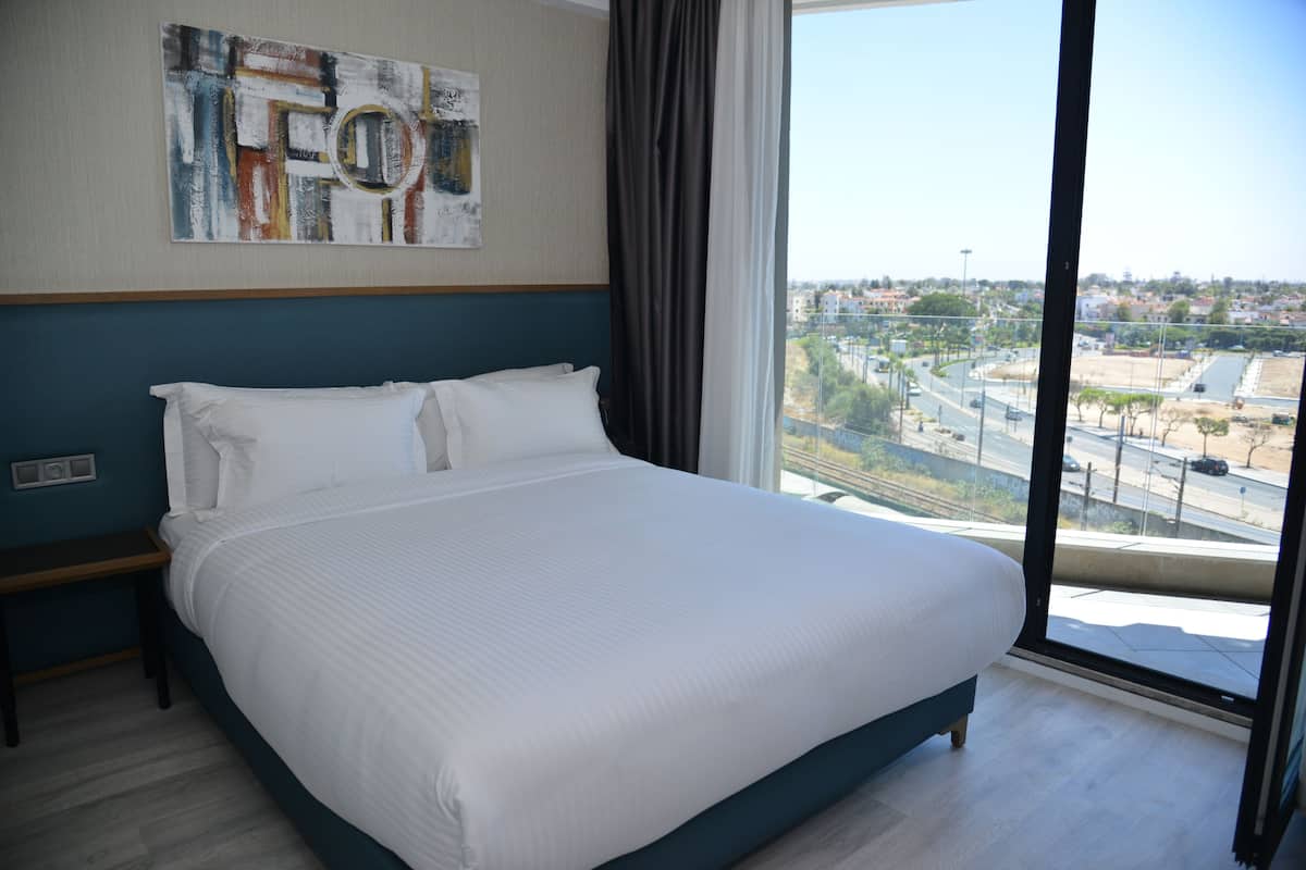 In-room safe, soundproofing, iron/ironing board, free WiFi