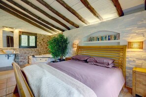 11 bedrooms, in-room safe, iron/ironing board, WiFi - Family holidays in Spain, ideal for groups, 11bed estate with 2 pools, jacuzzi.. (Casares)