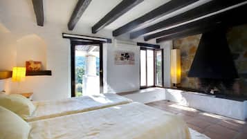 11 bedrooms, in-room safe, iron/ironing board, WiFi