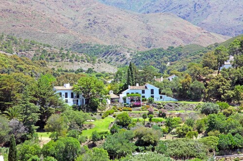 Family holidays in Spain, ideal for groups, 11bed estate with 2 pools, jacuzzi..